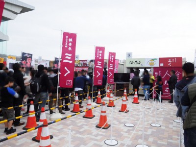 三く＋人類みな麺類コラボの列