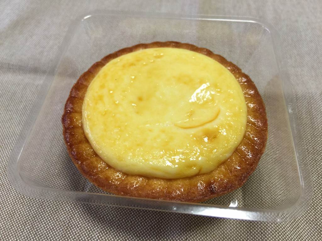 チーズタルトをパッケージから出しました