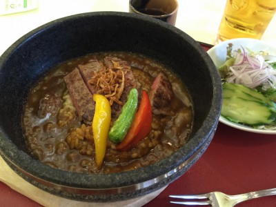 石焼きカレー（牛ステーキ）と生ビール