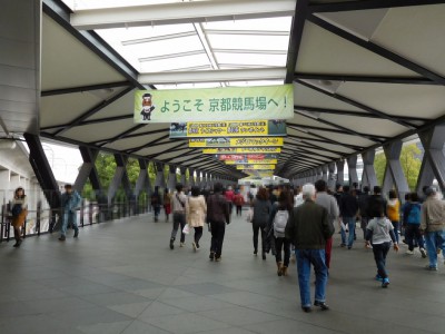 淀駅から京都競馬場までの直通路