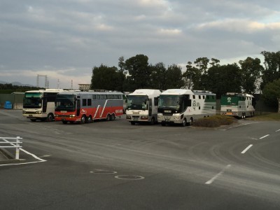 阪神競馬場の馬運車駐車場