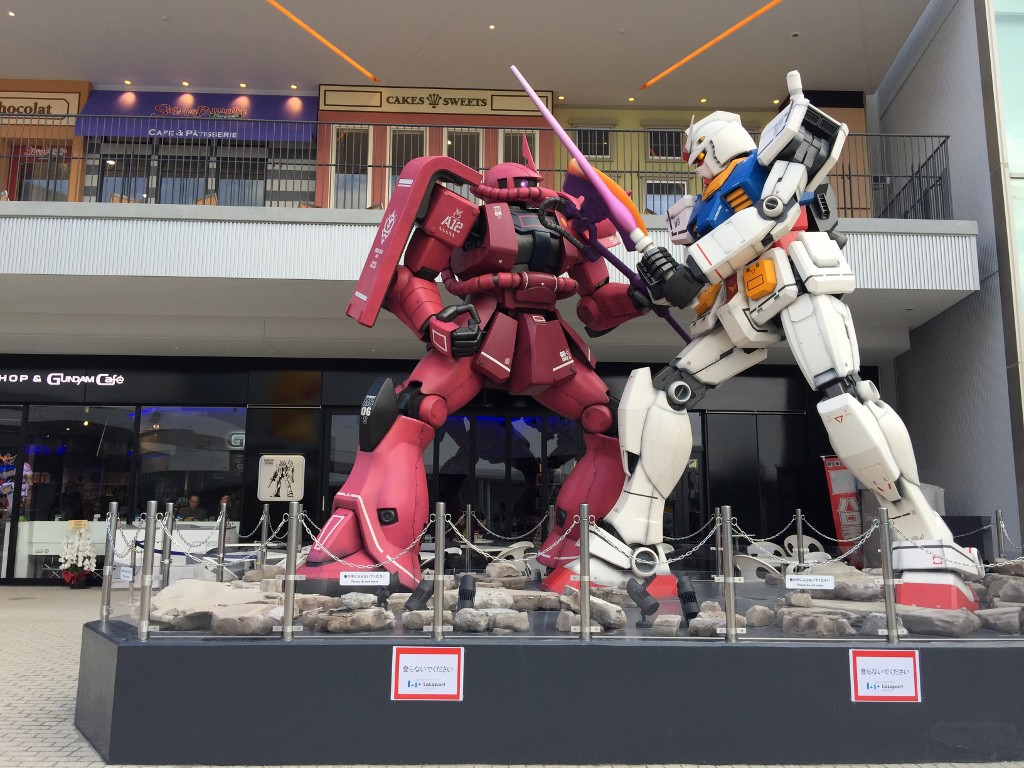 ガンダムスクエア前のガンダムsシャアザク