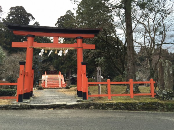 鳥居の奥に神橋