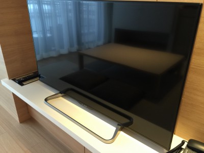 薄型の大型テレビ