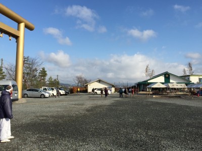 龍神総宮社内の駐車場