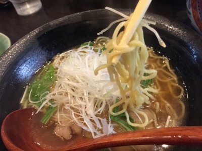 麺はやや細麺