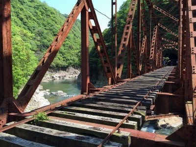 かなりガタがきてる鉄橋