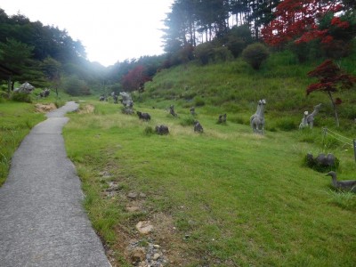 石の動物たちの広場