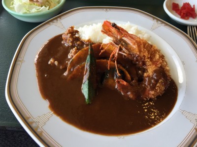 有頭エビフライと夏野菜のカレー