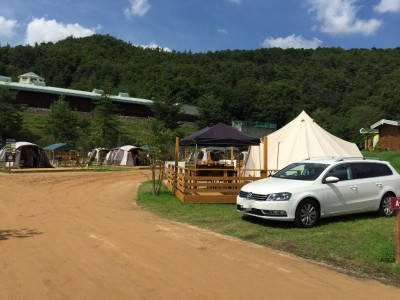 テントに横付け駐車