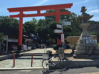 淡嶋神社の鳥居をくぐり境内へ