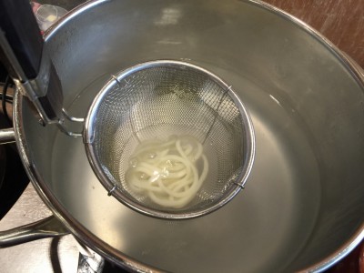 麺をゆがいて水を切る