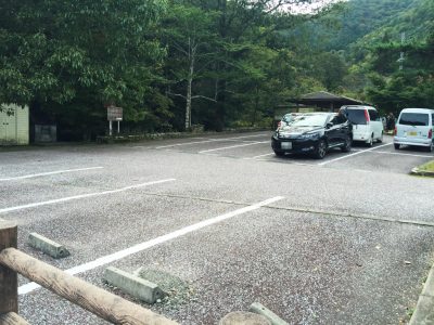 鳴瀑の滝近くのパーキング