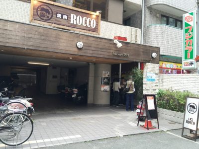 焼肉ROCCOの行列1階まで伸長