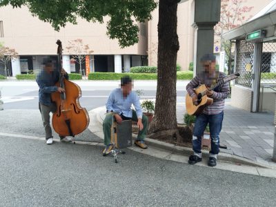 街中でライブ