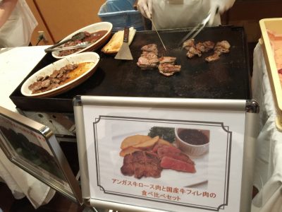 アンガス牛ロース肉と国産牛フィレ肉の食べ比べセット調理中