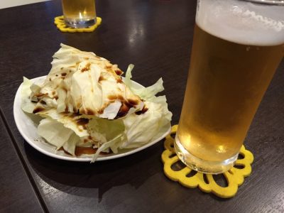 生ビールと付き出しキャベツ