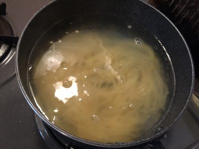 生パスタ麺を茹でる