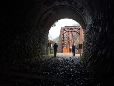 トンネルを抜けると鉄橋