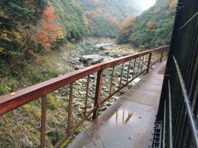 鉄橋の横の通路