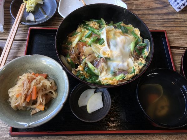 すじ丼の蓋をオープン