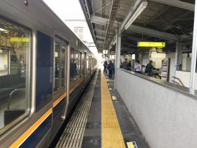 生瀬駅プラットホーム