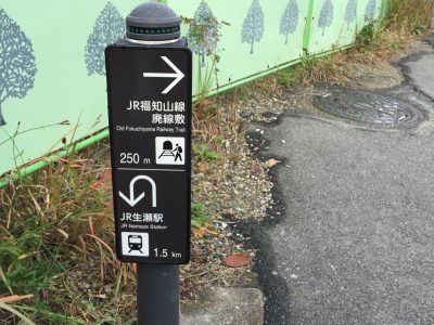 横断歩道を渡るよう案内看板は指示