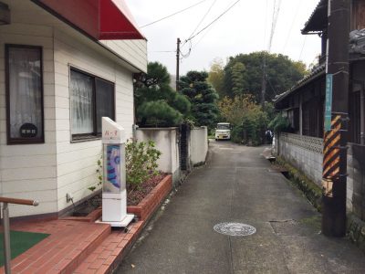 住宅街の狭い道を進みます