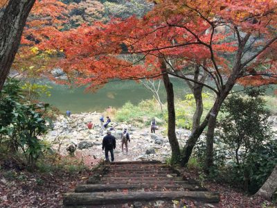 親水広場から河原へ降りれます