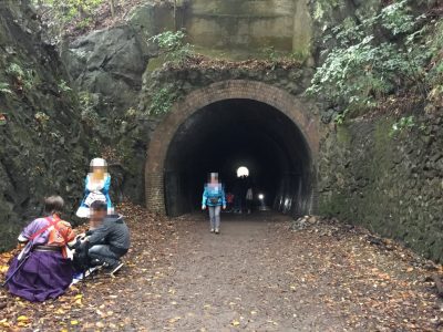 親水広場を過ぎてすぐのトンネル