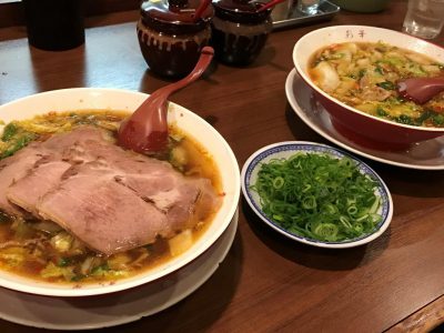 彩華ラーメン・バラチャーシューと青ネギ