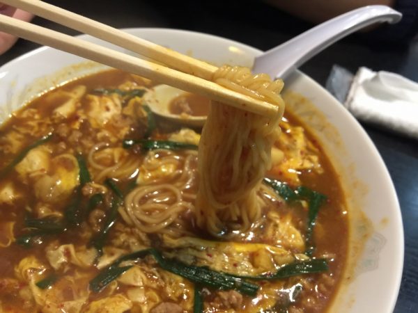 カレー×辛麺「カレ麺」の細麺