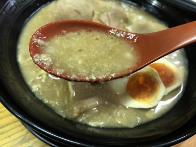 豚骨醤油ラーメンのスープ