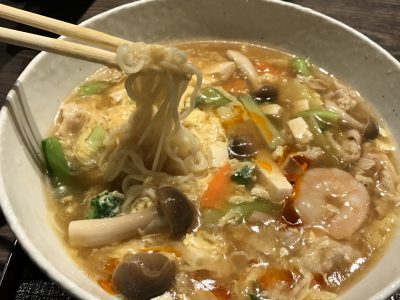 具だくさん・中華麺の酸辣湯麺