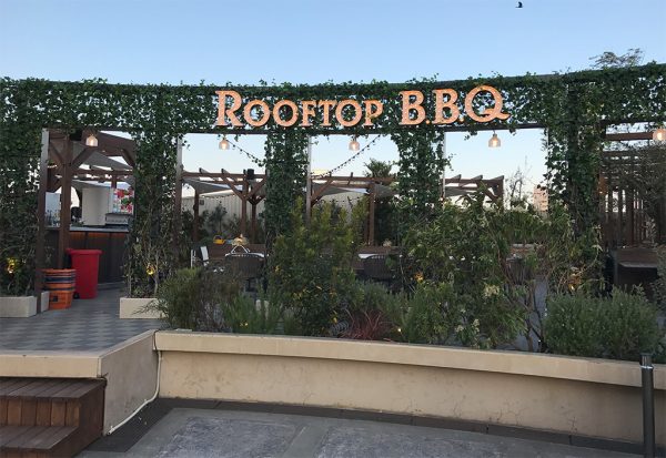 難波 ザ ルーフトップ バーベキュー（The ROOFTOP BBQ）夕方の入口前の外観