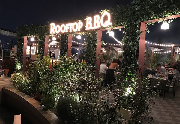 難波 ザ ルーフトップ バーベキュー（The ROOFTOP BBQ）夜の入口前の外観