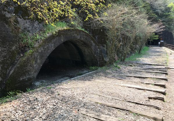 横にある小さなトンネル