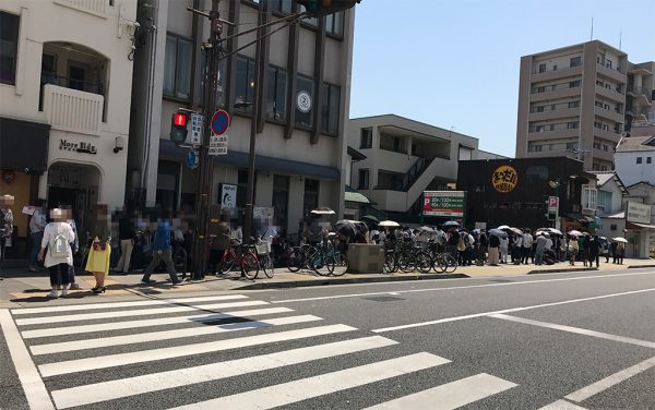 鉄板バル まつだ屋の行列