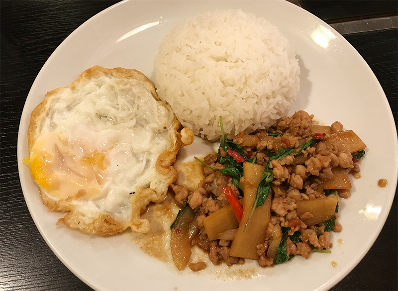 鶏肉のバイガパオ炒めと目玉焼 バーンスキタイ タイ料理