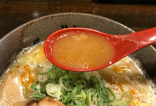 とんこつ醤油 さんじん醤油盛り スープ