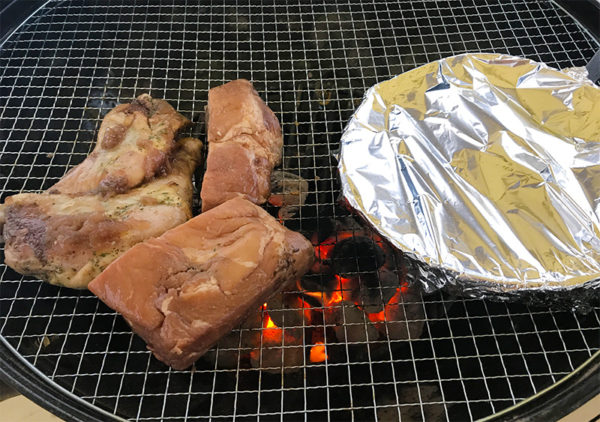 骨付き鶏もも肉のコンフィ 2時間漬け込みスペアリブ スキレット